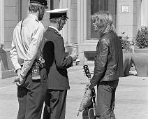 Karl Johan 1975   Egertorget, Oslo, Politi, musikant, Øvre Slottsgate, Øvre Slottsgate 14 : Egertorget, Oslo, Politi, musikant, Øvre Slottsgate, Øvre Slottsgate 14