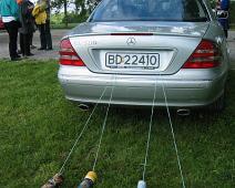 Brudeparets kj�ret�y p�hengt kattemat bokser