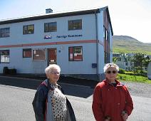 Peggy og Magda foran Kommunehuset   Sørvágur : Sørvágur