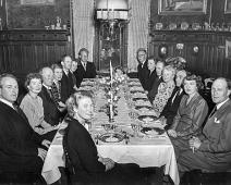 Fra venstre: Gustav d.y., Ella, Gustav d.e., Birgit, Emil, Eva, Jan, Lise, Elisabeth, Jens Gustav, Inger, Carl Fredrik, Mimi, Trygve, Gerd, Jens   Birgit Elisabeth Heber g. Iversen f. 1905, Carl Fredrik Heber f. 1907, Elisabeth Heber f. 1949, Ella Klinkenberg g. Heber f. 1910, Emil Østlyngen f. 1915, Eva Iversen g. Nærby f. 1938, Gerd Margrethe Haukland g. Heber f. 1923, Gustav Heber f. 1873, Gustav Heber f. 1914, Inger Schartum-Hansen g. Heber f. 1915, Jan Henrik Heber f. 1924, Jens Gustav Iversen f. 1935, Jens Sigvard Heber f. 1911, Lise Heber g. Østlyngen f. 1921, Mimi Berentzen g. Heber f. 1881, Oscarsgate, Oscarsgate 49, Oslo, Trygve Iversen f. 1902 : Birgit Elisabeth Heber g. Iversen f. 1905, Carl Fredrik Heber f. 1907, Elisabeth Heber f. 1949, Ella Klinkenberg g. Heber f. 1910, Emil Østlyngen f. 1915, Eva Iversen g. Nærby f. 1938, Gerd Margrethe Haukland g. Heber f. 1923, Gustav Heber f. 1873, Gustav Heber f. 1914, Inger Schartum-Hansen g. Heber f. 1915, Jan Henrik Heber f. 1924, Jens Gustav Iversen f. 1935, Jens Sigvard Heber f. 1911, Lise Heber g. Østlyngen f. 1921, Mimi Berentzen g. Heber f. 1881, Oscarsgate, Oscarsgate 49, Oslo, Trygve Iversen f. 1902