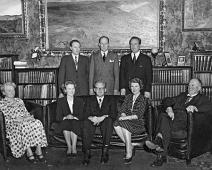 3. juni 1953, Bak: Carl Fredik, Jens, Gustav jr  Foran: Mimi, Lise, Jan Henrik, Birgit, Gustav sr   Birgit Elisabeth Heber g. Iversen f. 1905, Carl Fredrik Heber f. 1907, Gustav Heber f. 1873, Gustav Heber f. 1914, Jan Henrik Heber f. 1924, Jens Sigvard Heber f. 1911, Lise Heber g. Østlyngen f. 1921, Mimi Berentzen g. Heber f. 1881, Oscarsgate, Oscarsgate 49, Oslo : Birgit Elisabeth Heber g. Iversen f. 1905, Carl Fredrik Heber f. 1907, Gustav Heber f. 1873, Gustav Heber f. 1914, Jan Henrik Heber f. 1924, Jens Sigvard Heber f. 1911, Lise Heber g. Østlyngen f. 1921, Mimi Berentzen g. Heber f. 1881, Oscarsgate, Oscarsgate 49, Oslo
