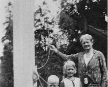 Jan Henrik Heber f. 1924, Lise Heber g. Østlyngen f. 1921, Mimi Berentzen g. Heber f. 1881 : Jan Henrik Heber f. 1924, Lise Heber g. Østlyngen f. 1921, Mimi Berentzen g. Heber f. 1881
