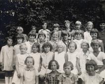 1930 4 klasse, Lise S Heber 2. rekke nr 2 fv   Lise Heber g. Østlyngen f. 1921 : Lise Heber g. Østlyngen f. 1921