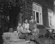 1931 Jan Carl Fredrik Birgit Jens Mimi Flaskebekk   Akershus, Birgit Elisabeth Heber g. Iversen f. 1905, Carl Fredrik Heber f. 1907, Flaskebekk, Jan Henrik Heber f. 1924, Jens Sigvard Heber f. 1911, Lise Heber g. Østlyngen f. 1921, Mimi Berentzen g. Heber f. 1881 : Akershus, Birgit Elisabeth Heber g. Iversen f. 1905, Carl Fredrik Heber f. 1907, Flaskebekk, Jan Henrik Heber f. 1924, Jens Sigvard Heber f. 1911, Lise Heber g. Østlyngen f. 1921, Mimi Berentzen g. Heber f. 1881