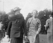 Mimi og Lise Slottsplassen   Lise Heber g. Østlyngen f. 1921, Mimi Berentzen g. Heber f. 1881 : Lise Heber g. Østlyngen f. 1921, Mimi Berentzen g. Heber f. 1881
