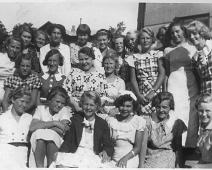 1935 Nissen middelskole Lise S Heber første rekke tv.   Lise Heber g. Østlyngen f. 1921 : Lise Heber g. Østlyngen f. 1921