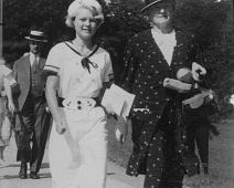 Lise og Mimi Slottsplassen   Lise Heber g. Østlyngen f. 1921, Mimi Berentzen g. Heber f. 1881 : Lise Heber g. Østlyngen f. 1921, Mimi Berentzen g. Heber f. 1881