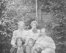 Mimi Berentzen g Heber og venninner   Mimi Berentzen g. Heber f. 1881, Mimi venner, Ukjent dame : Mimi Berentzen g. Heber f. 1881, Mimi venner, Ukjent dame