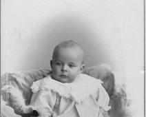 Carl Vogt f 1901-07-08 ca halvt år gml av Aune Tronhjem   Carl Vogt f. 1901, Foto Peder O. Aune Olaf Tryggvesöns Gd 14 Trondhjem : Carl Vogt f. 1901, Foto Peder O. Aune Olaf Tryggvesöns Gd 14 Trondhjem